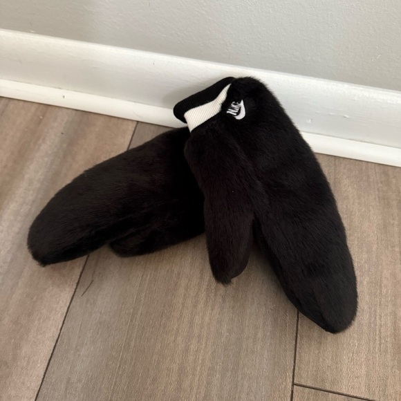 Nike women’s faux fur fleece mittens black white xs/s - Picture 6 of 6